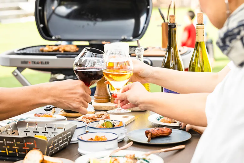 芝生を目の前にしたテラスで楽しむBBQビアガーデン
